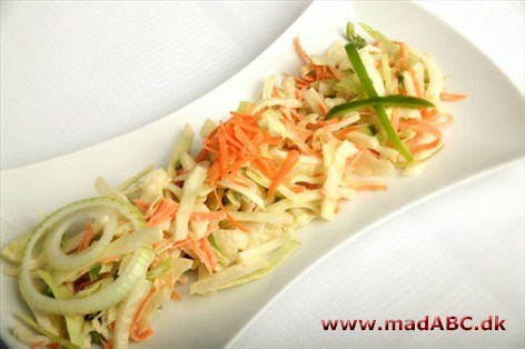 Coleslaw, hjemmelavet og frisk Uden mayonnaise, sukker, rødvinseddike, løg, ylette m.m. derfor ret frisk.