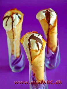 Cones with whipped cream Cones with whipped cream