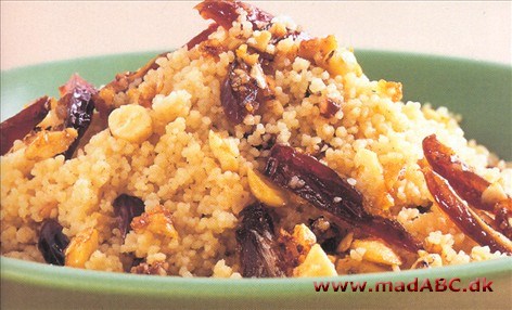 Couscous med kanel Hvad kartoflerne er for os, det er couscousen for araberne. Hvedegrynene smager godt både til saltede og søde retter. Her med dadler og mandler