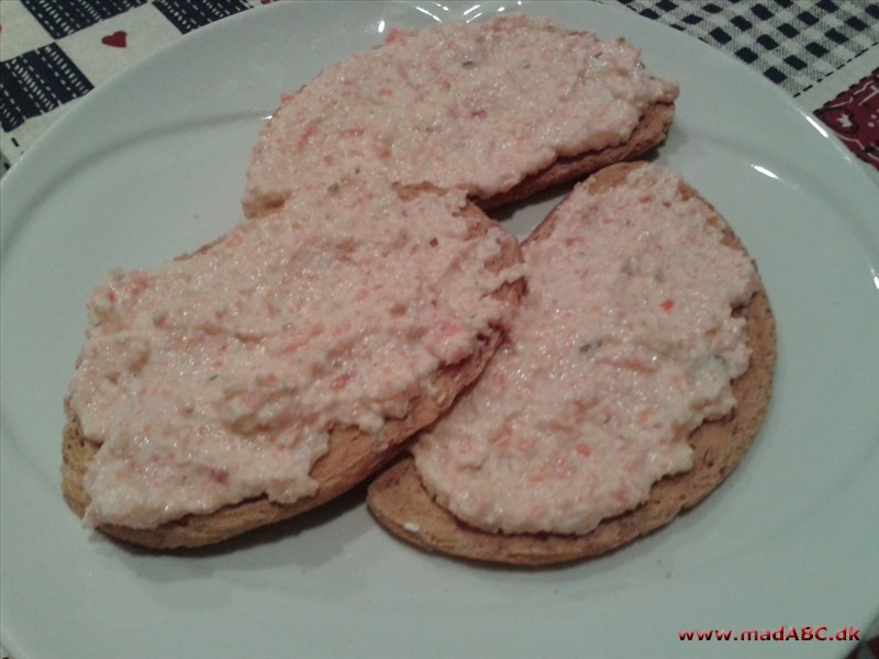 Crostini alla contandina betyder direkte oversat bondens crostini eller crutoner. Crostini stammer fra Italien og bruges ofte som forret. De laves med ristet brød og ved et væld af fyld. Nem forret. 