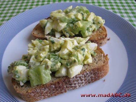 Crostini med krydderurteæg Crostini stammer oprindeligt fra Italien og består af ristet brød med alverdens tilbehør. Brødende er rigtig gode som forret eller på buffeten. De kan laves dagen i forvejen.