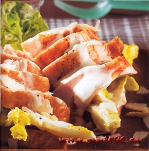 Cæsar-sandwich Klassikeren Cæsar-salat har stået fadder til denne lille ret. Salaten kommer på toastbrød, og der kommer grill kylling ovenpå. Lækkert!