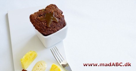 Dadelkage med sabayonne og appelsin Der er smæk på smagen i den super-saftige dadelkage, der har fået hældt appelsin-karamelsauce over sig, mens den endnu var lun. Serveres med cremet sabayonne og blodappelsinfileter til.