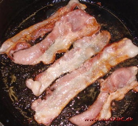 Dolmer med bacon Domer er oprideligt stammende fra Mellemøsten. Her er retten dog mere dansk i det den serveres med brun sauce, kartoffler og rødkål.