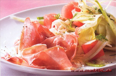 Rå fennikel i salat? De sunde knolde med den typiske anissmag passer perfekt til vandmelon og parmaskinke! + En lækker kombination: søde jordbær og krydret basilikum. Prøv denne helt anderledes suppe