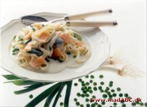 Fettucine med forårsløg og mild ostesauce Fettucine med forårsløg og mild ostesauce