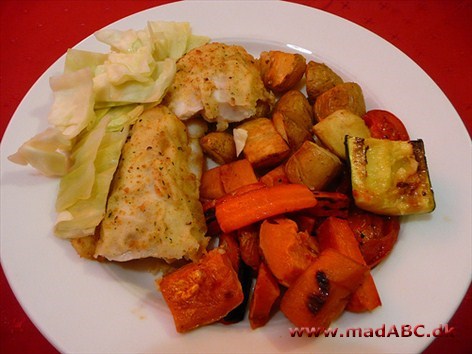 fisk på grønsagsbund i ovn Super nem fiskeret med grøntsager, der også er sund. Serveres gerne med nykogt pasta eller brød.