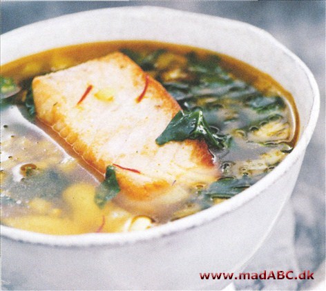 Fiskesuppe med laks, spinat og hvide bønner Mættende suppe med masser af proteiner fra både bønner og laks. Ud over mængder af omega-fedtstoffer er laks en af de rigeste kilder til D-vitamin.