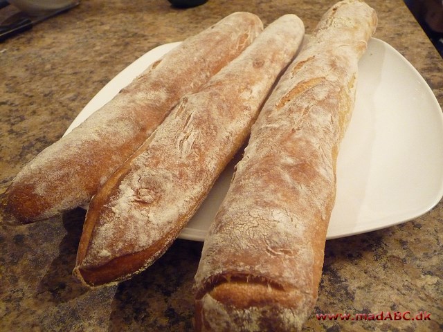 Flutes, koldhævede Flutes kan bruges til meget. Og disse her er lette at lave og smager dejligt. Prøv det som tilbehør til for eksempel supper, bruges til bruchetta eller lignende. Velbekomme.