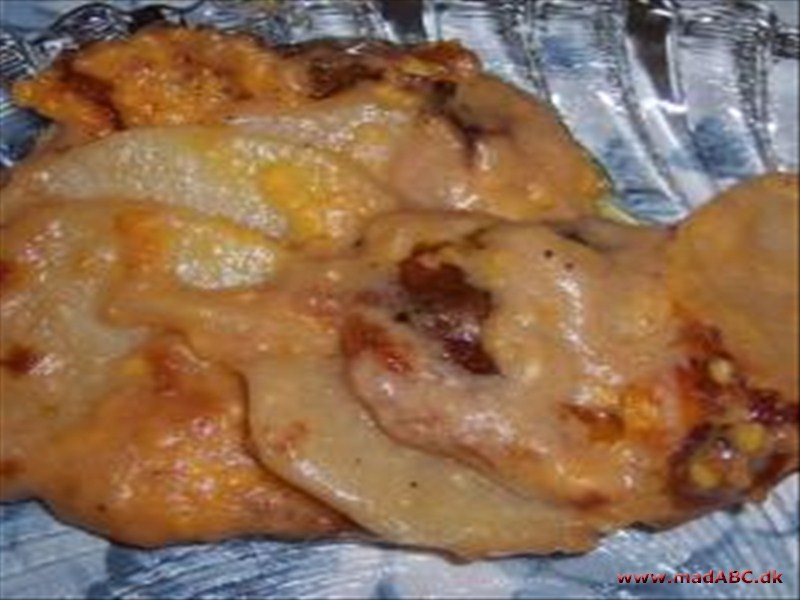 Flødekartofler med barbeque Lækre flødekartofler med løg og baberque sauce. Det er meget individuelt hvor meget sauce man kan lide, så prøv jer eventuelt lidt frem inden retten serveres til gæsterne.