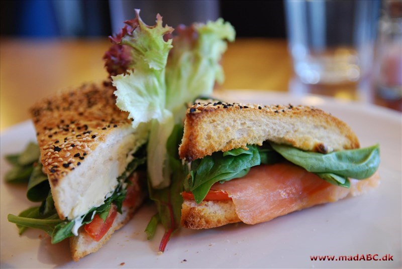 Focaccia - sandwich med laks Focaccia er et lækkert italiensk fladbrød. Her bruges brødet til en sandwich peppet op med peberrodscreme og naturligvis laks. Her er nok til to personer. Prøv den til en frokost eller picnic.