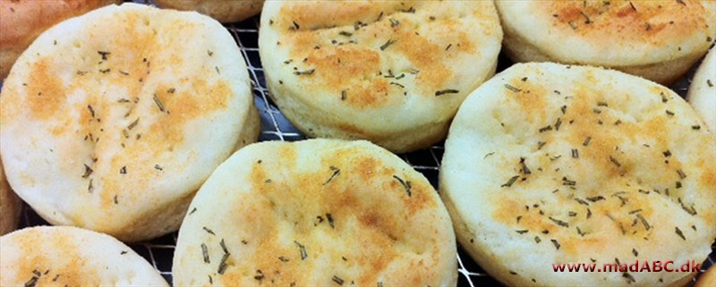 Et focaccia er fladt brød og er i dag kendt som en delikatesse i Nord-italien. De kan pyntes med en masse forskellige ting, for eksempel oliven. Prøv dem til frokost, som tilbehør eller på picnic.  