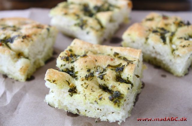 Det lækre italienske focaccia brød kan laves på mange måder. Her er flere forskellige forslag. Blandt andet med salvie, valnødder og tomat. Alle brødene kan bruges til frokost eller som tilbehør. 