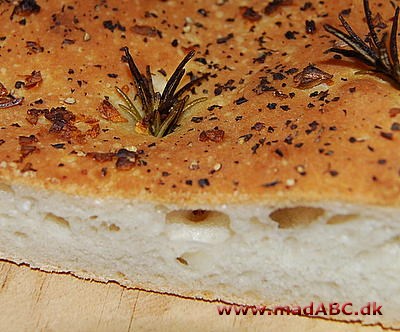 Dette lækre focaccia i brandepande er nemt tilbehør til for eksempel supper, oliven tapanade eller salater. Brødet smager bedst samme dag det er bagt. Det kan fryses. 