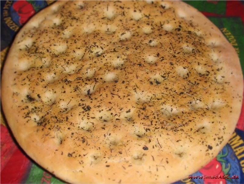 Et focacciabrød er et lækkert italiensk fladbrød lavet med olivenolie og krydderier - gerne friske. Prøv dig frem med dit yndlingskrydderi for eksempel oregano, salvie eller timian. 