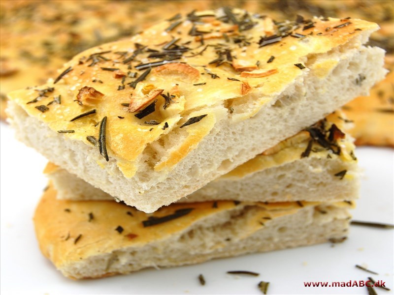 Focaccia med durumhvede Focaccia kan laves på mange måder og med forskelligt fyld. I denne nemme opskrift laves det med durumhvede og rosmarin eller timian. Prøv det som tilbehør til kødretter, pasta eller supper.
