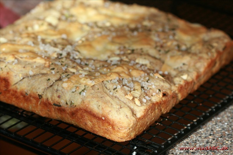 Denne variant af focaccia er let at lave og smager dejligt af ost og hvidløg. Det smager godt som tilbehør til italienske retter, supper. Med mindre hele brødet ikke er blevet spist da det kom ud fra ovnen.