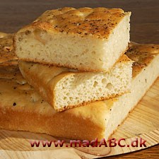 Focaccia med grahamsmel Focacciabrød er fladebrød, der oprindeligt stammer fra Italien. De kan for eksempel bruges som tilbehør til supper, kødretter, til salater og så videre. Det smager selvfølgelig bedst lune fra ovnen.