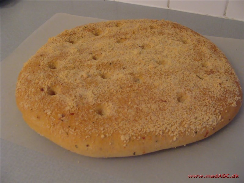 Focaccia med kartofler Lav dem, når der er kartofler til overs fra middagen. Brødene er gode at fryse. Serveres fx. som tilbehør til pastaretter