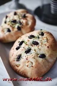 Focaccia med oliven Focaccia er flade brød, der oprindeligt stammer fra Italien. Brødene kan laves på mange måde. Her laves de med olien og rosmarin. Prøv dem på madpakken, som snack, som tilbehør eller i picnickurven.