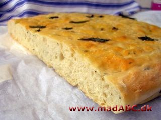 Det lækre italienske focaccia brød laves typisk med rosmarin. Hvis du prøve noget utraditionelt så prøv denne opskrift med salvie. Brødet er hurtigt og let at lave og kan bruges til mange lejligheder.