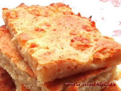 Focaccia med skinke Focaccia er et klassisk italiensk fladbrød. Det kan laves på et utal af måder. Her er det typiske brød peppet op med skinke og ost. Næsten som en pizza. Prøv det for eksempel til frokosten.