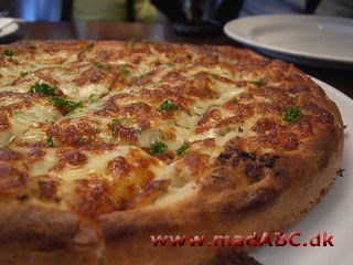 Focaccia, mini med tomat Disse mini focacciabrød kan bruges til madpakken, til picnic eller på en frokostbuffet. De er nemme at lave og egner sig altså godt til dit behov hvis du vil have noget hurtig men lækker til frokost.