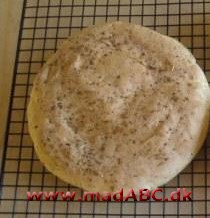Focacciaboller De italienske focaccia kan laves på mange måder: i bradepande, som brød eller som boller. Her laves de som sandwichboller og kan bruges til frokosten, til picnic, eller i stedet for rugbrød i madpakken.