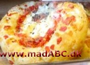 Focacciabrød med tomat og ost Disse lækre focacciabrød med tomat og ost er næsten en slags mini-pizza. De kan bruges til børnefødselsdage, på frokostbuffeten eller stå for sig selv. Brødende er både nemme og hurtige at lave.