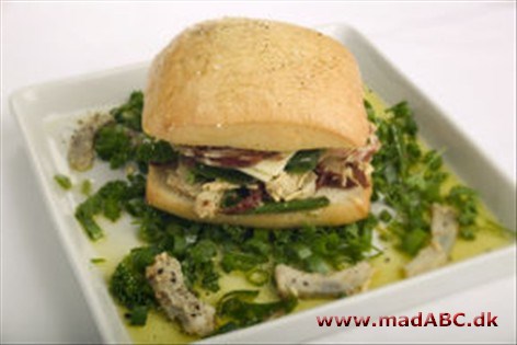 Foccacia med artiskok, frisk mozzarella og salami Disse lækre sandwich lavet med foccaciaboller, artiskok, mozerella og salami er perfekt til en picnic, til en hyggeligt frokost eller til madpakken. Prøv dem hvis du vil have en lækker men nem frokost.