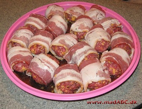 Frikadeller med bacon og purløgssauce Lækre frikadeller med bacon og nem puløgssauce. Retten smager dejligt med kartofler som tilbehør.