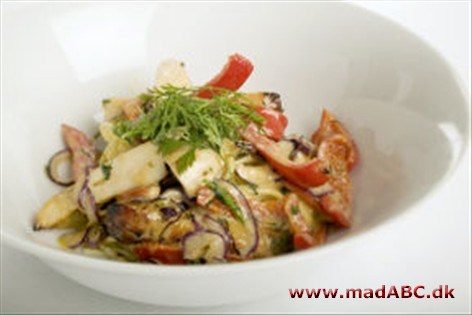 Frisk pasta med kylling, rødløg og peberfrugt Frisk pasta med kylling, rødløg og peberfrugt
