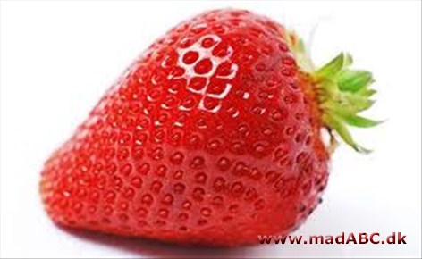 Denne dessert kan laves året rundt med årstidernes frugter. I denne opskrift bliver det til en sommerdessert med blandt andet jordbær, rabarber og kirsebær.  