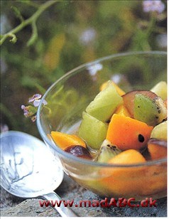 Frugtsalat med passionsfrugtsauce Frugtsalat med passionsfrugtsauce