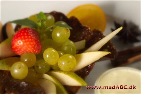 Frugtsalat med råcreme Frugtsalat med råcreme