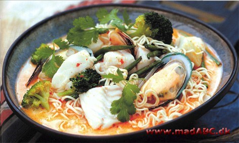 Fyldig, krydret fiskesuppe med kokosmælk og ægnudler Fyldig, krydret fiskesuppe med kokosmælk og ægnudler
