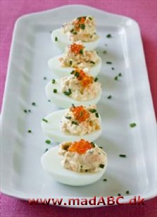 Fyldte æg kommer i mange afskygninger. Her er nogle forskellige udgaver du kan lave sammen eller vælge en ud du synes op. Server til forret eller hav dem stående på buffeten til festen. 