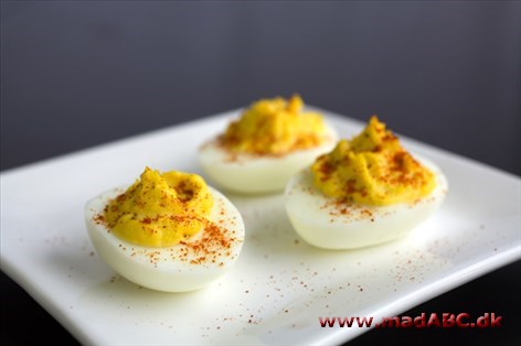 Man kan fylde hårdkogte æg med mange ting. Her er en opskrift hvor der blandet bruges mayonnaise, karry og soja. Brug rettet til buffeten eller som forret. 