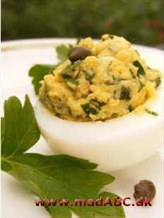 Fyldte æg Prøv denne lette opskrift på fyldte æg. I engelsktalende lande kendt som Deviled eggs, er håndkogte æg fyldt med diverse ting. Her fyldes de med ansjoser og sennep. Prøv den til forret.