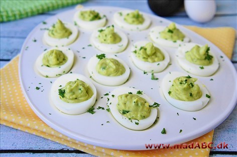 Fyldte æg med avocado Fyldte æg med avokado er en nem ret at lave. Retten kan servers på en kold buffet, til festen, til frokost med brød eller som forret som dine gæster.