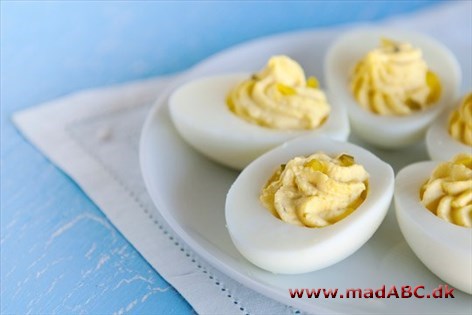 Fyldte æg, på engelsk kalder deviled eggs, er hårdkogte æg med blandt fyld. Her er fyldet simpelt i form af flødeost. Prøv dem til frokost med brød eller som forret. 