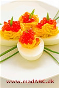 Disse fyldte æg med kaviar mayonnaise kan bruges til buffeten til festen eller til forret til gæsterne. Retten er let at lave og kan laves på mange måder. Velbekomme.