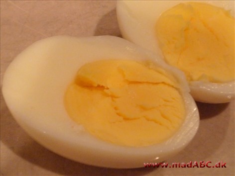 Hårdkogte æg kan fyldes med mange forskellige ingredienser. Her er torskerogn brugt sammen med bladselleri. Prøv æggene til frokost med brød til, som forret eller på buffeten til fest. Alt er muligt. 