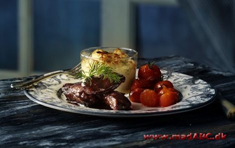Glaserede svinekæber og blomkålsgratin med ost Glaserede svinekæber og blomkålsgratin med ost