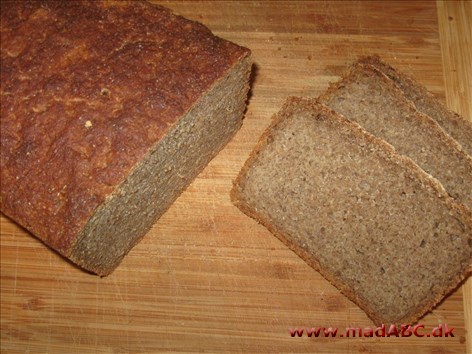 Grahamsbrød uden hævning Når man laver brød, skal det ofte stå at hæve i kortere eller længere perioder. Men det behøver dette lækre grahamsbrød slet ikke. Brødet er hurtigt og nemt at lave og smager dejligt.