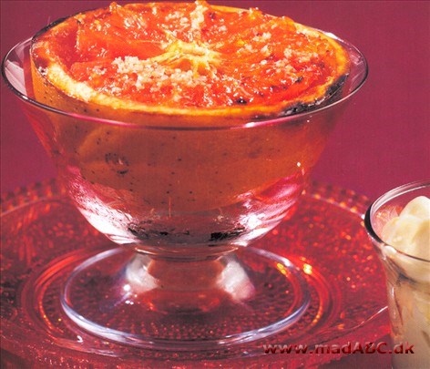 Gratineret grapefrugt Forbløffende enkelt - forbløffende lækkert: varm grapefrugt med rørsukker og dertil citron-cremefraiche med koriander