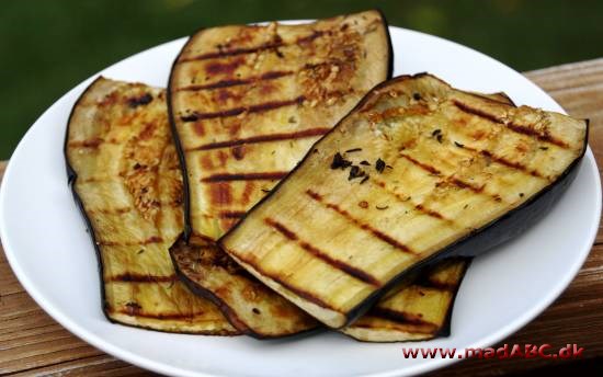 Grillede auberginer Denne ret med aubergine er perfekt til en grillaften. De er lette at tilberede og smager skønt. De kan serveres til for eksempel kødretter. Prøv at server auberginerne med pesto, eller eller tomatsalsa.