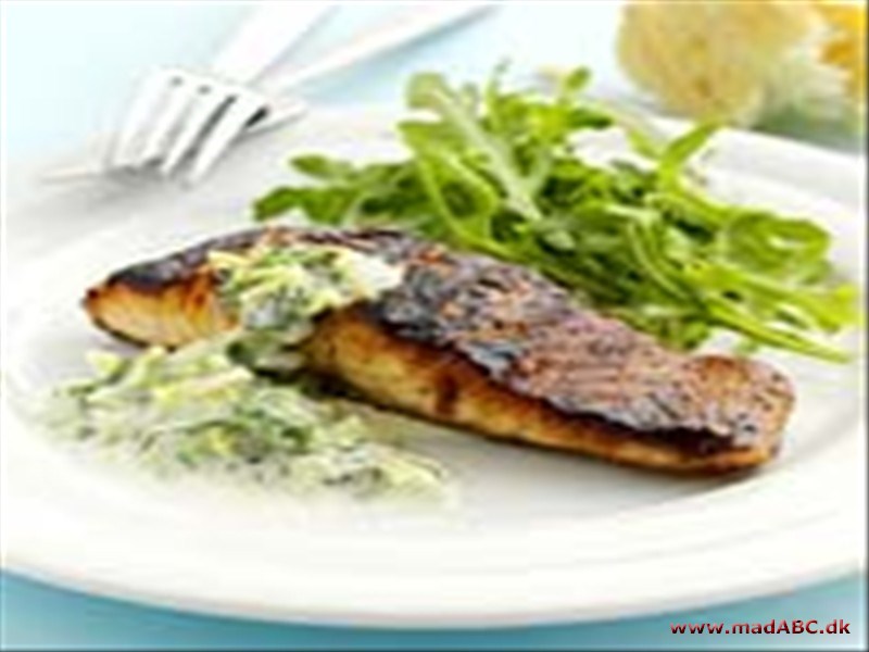 Grillede laksekoteletter med krydderurtesauce Grillede laksekoteletter med krydderurtesauce