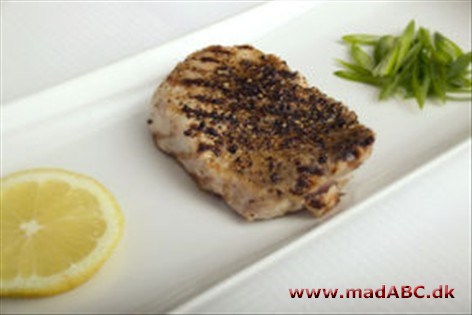 Grillede skinkeschnitzler med peber og ferskenglasur Grillede skinkeschnitzler med peber og ferskenglasur