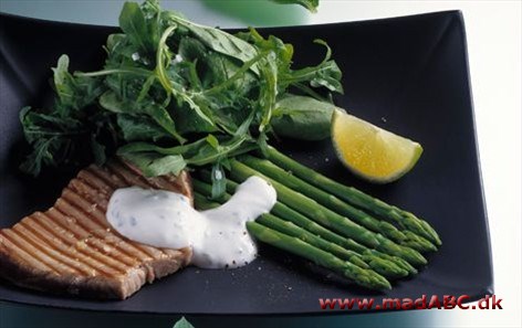 Grillet tun med pebermyntedressing Grillet tun med pebermyntedressing